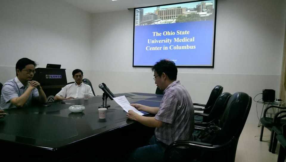 副院长胡长平教授主持学术报告